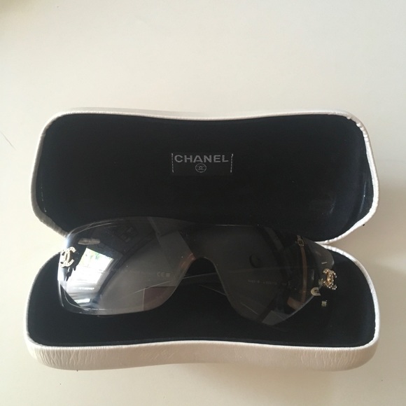 Chanel sunglasses worn 2 times - Picture 1 of 2